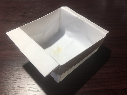 紙を折って作った箱
ここにあらじおを敷いてもぐさを乗っける