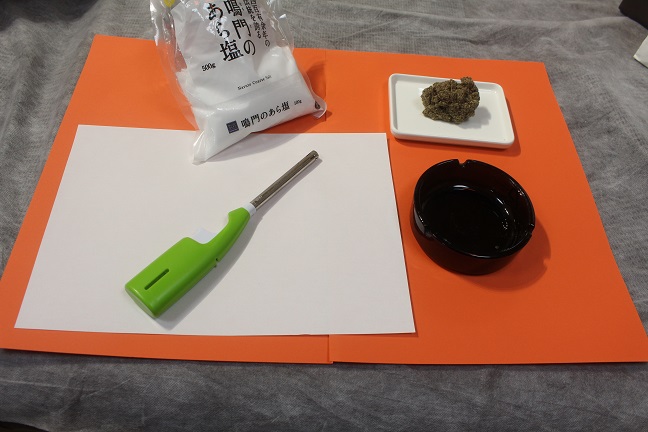 温灸の材料　道具
紙　もぐさ　あら塩　灰皿　ライター
