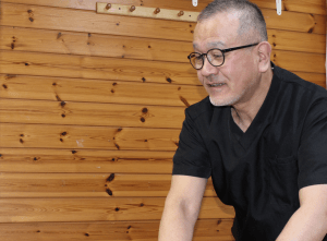 大阪市東成区今里の鍼灸治療院リーチ院長の施術シーン